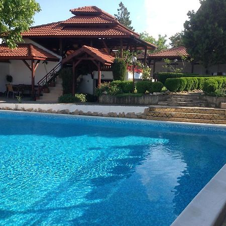 Family Hotel Accent Razgrad 外观 照片