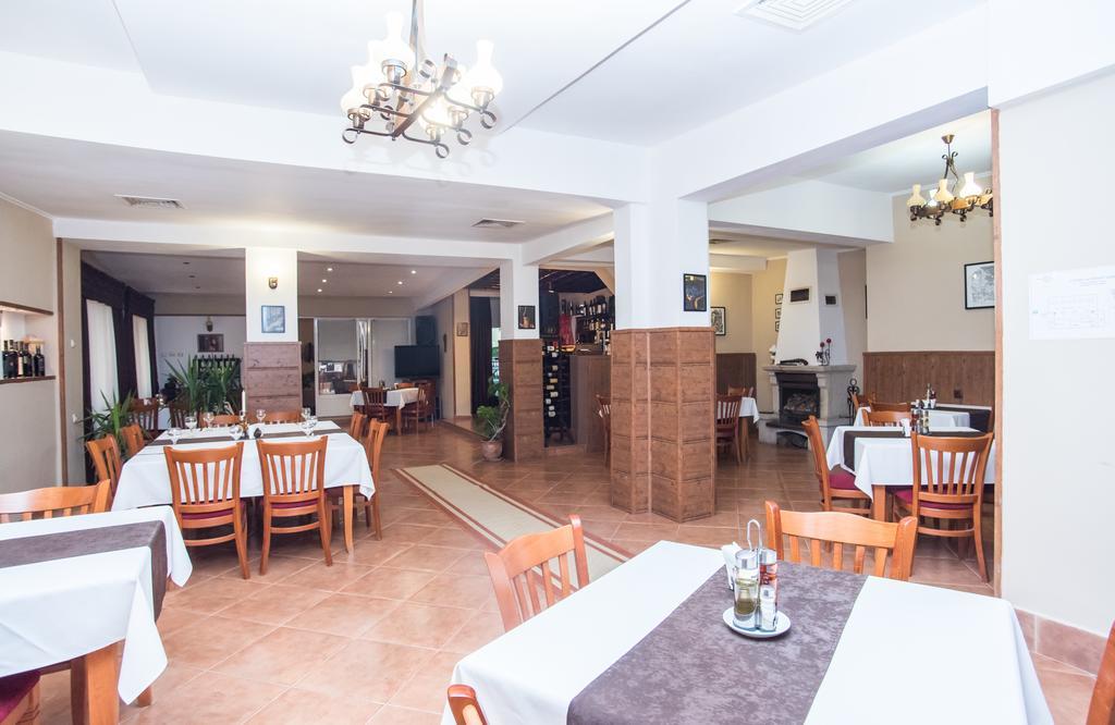 Family Hotel Accent Razgrad 外观 照片