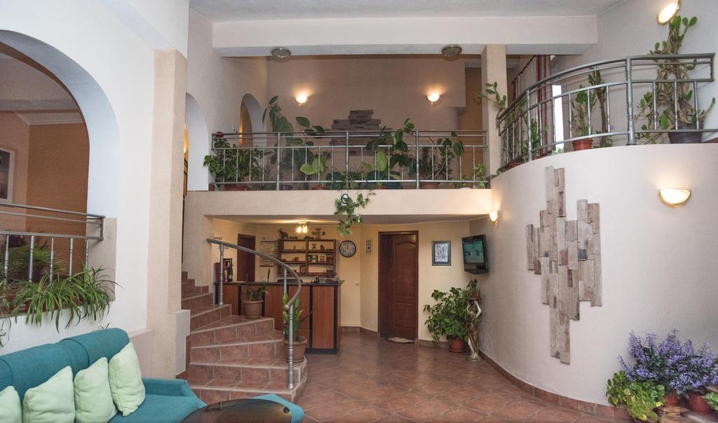 Family Hotel Accent Razgrad 外观 照片