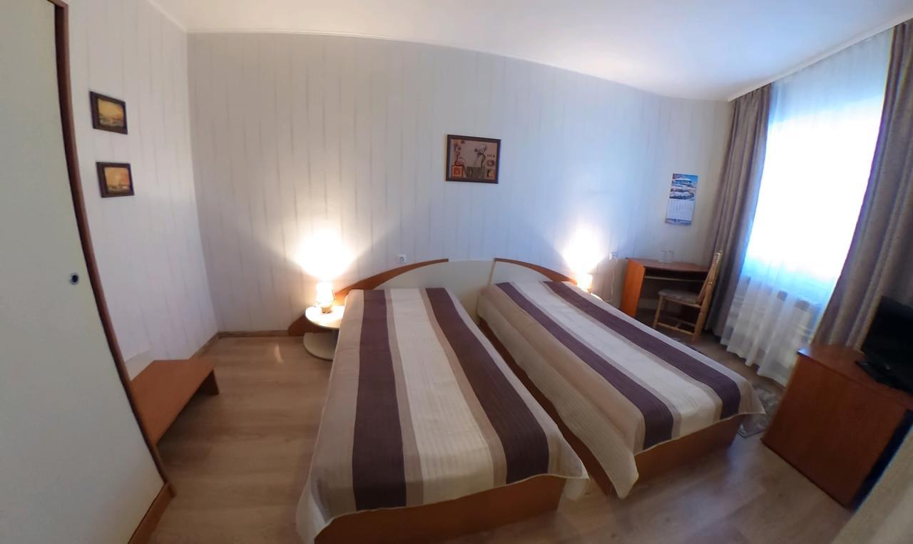 Family Hotel Accent Razgrad 外观 照片